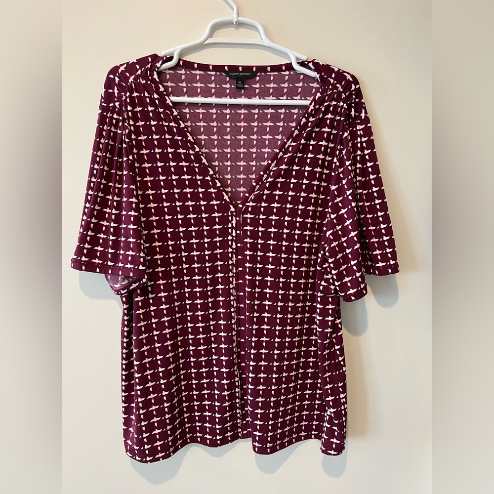 Banana Republic short sleeve abstract patterned top Maroon. Women’s XL